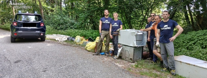 Luino, boschi ripuliti da droga e rifiuti
