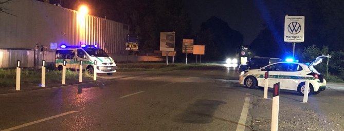 Vede gli agenti, lascia lo zaino con la droga e fugge