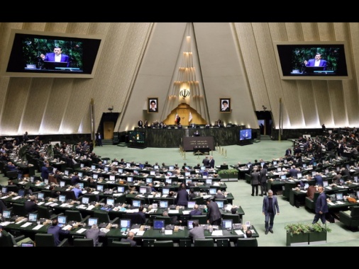 Parlamento iraniano, 'chiudere lo Stretto di Hormuz'