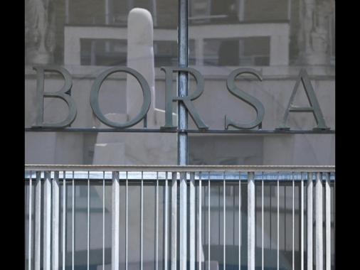 Borsa: Milano chiude in ribasso dell'1%