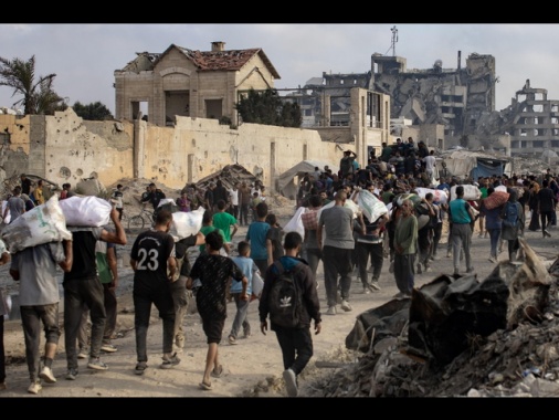Hamas, fuoco israeliano vicino centro aiuti, 21 morti