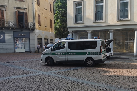 Varese, allarme per un uomo disteso nel “salotto buono”