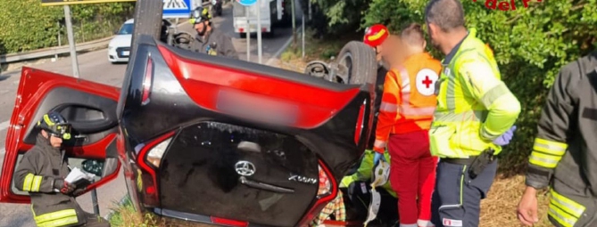 Si ribalta con l’auto, ferita 79enne