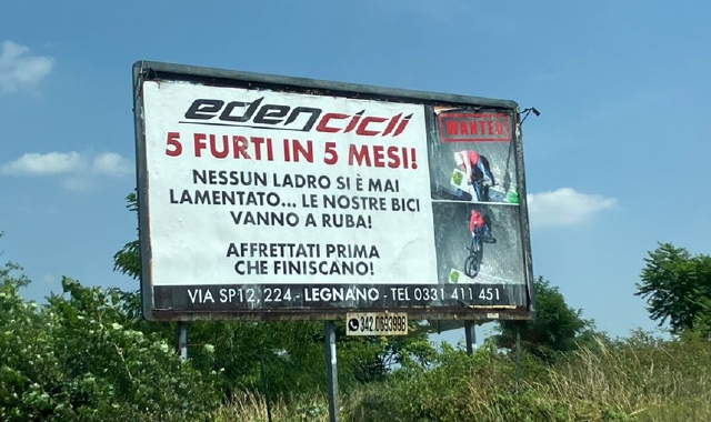 Il cartello pubblicitario sullo svincolo autostradale a Legnano