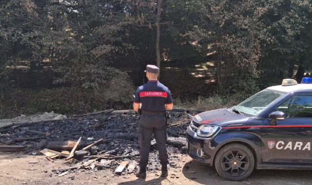 Brucia rifiuti e rischia di incendiare il bosco, denunciato