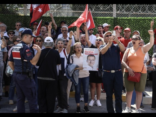 Oltre 10.000 persone a manifestazione di opposizione a Istanbul
