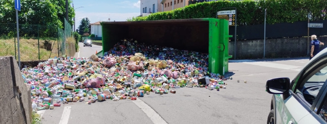 Boato e lattine sull’asfalto: camion si ribalta ad Arcisate