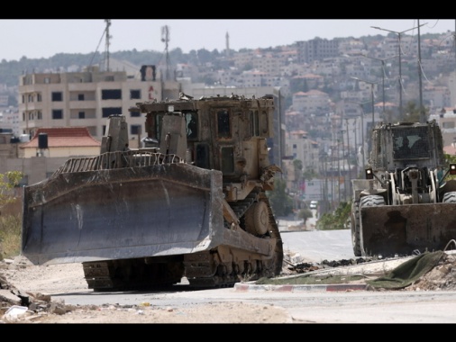 In Cisgiordania bulldozer Israele spianano campi profughi