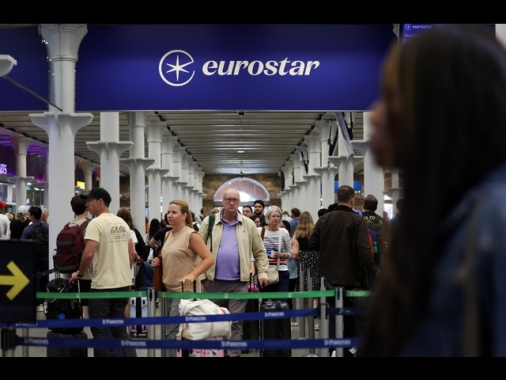 Treno Eurostar Bruxelles-Londra bloccato per 9 ore in Francia