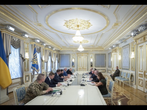 Zelensky sente Trump, 'discusse soluzioni per la difesa'