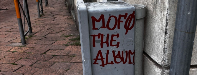 “Mofo The Album”, Varese tappezzata dalle scritte