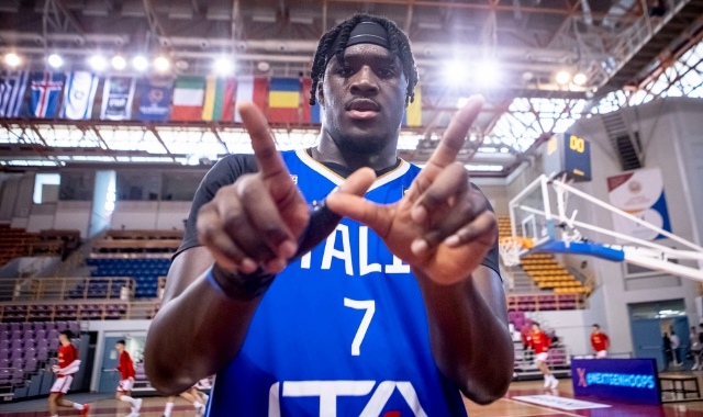 Elisèe Assui con la canotta azzurra