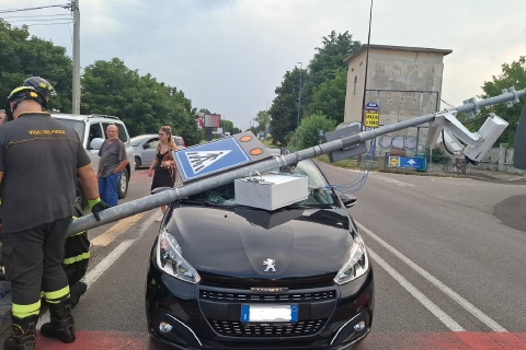 Palo s’abbatte su auto in transito: conducente miracolato