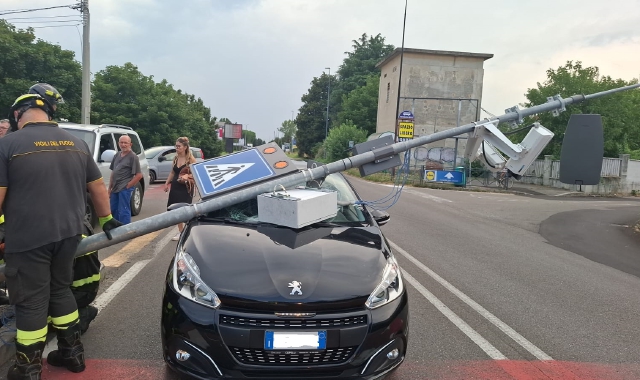 Palo s’abbatte su auto in transito: conducente miracolato