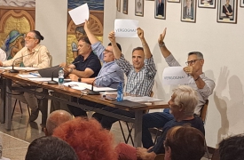 Sì alla vendita di Villa Colombo. E si scatena la protesta