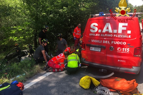 Valganna, auto fuori strada: soccorse due persone