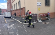 Calcinacci dalla sede delle Poste, transenne in via Como