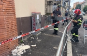 Calcinacci dalla sede delle Poste, transenne in via Como