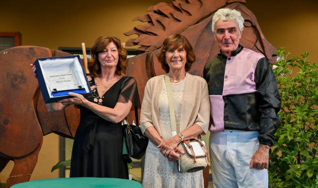 La premiazione: al centro l’editrice di Prealpina, Daniela Bramati, e a destra il fantino  Graziano Pedersoli