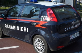 Tenta un furto davanti al supermercato: in manette