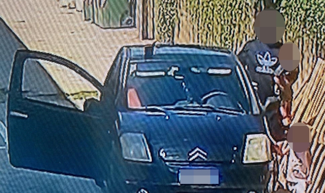 L’uomo filmato dalle telecamere poco dopo il suo arrivo al Mizar Park. Adesso è  sospettato del furto, l’indagine è in corso (Agenzia Blitz)