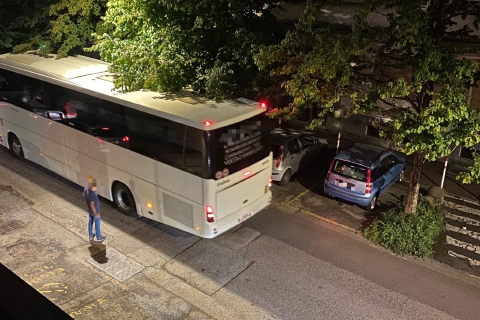 Varese, pullman intrappolato in via Tamagno