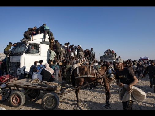 Camion con aiuti preso d'assalto si ribalta, 20 morti a Gaza