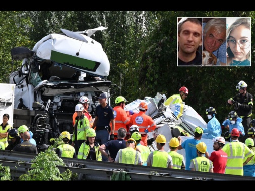 Incidente in A1, un video mostra autista che sente musica