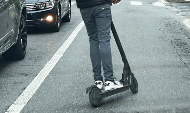 Ubriaco in monopattino denunciato dalla Polizia