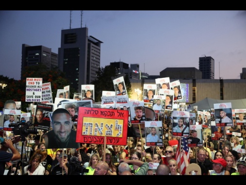 Migliaia a Tel Aviv manifestano per la fine della guerra a Gaza