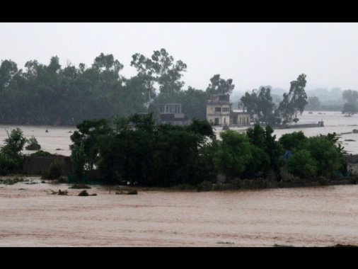 Pakistan: frana travolge volontari dopo alluvione, 9 morti
