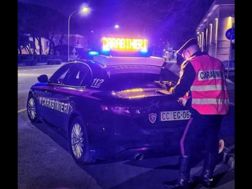 Scappa dall'alt e muore in inseguimento dei carabinieri