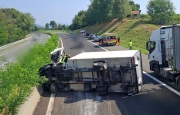 Si ribalta camion di fiori sulla A26