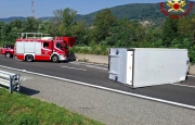 Si ribalta camion di fiori sulla A26