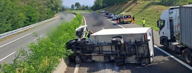 Si ribalta camion di fiori sulla A26