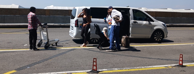 Gli abusivi del carrello tra i passeggeri di Malpensa