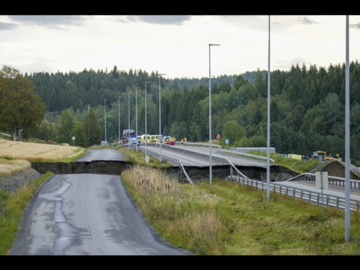 Norvegia, voragine su autostrada E6, soccorritori in azione