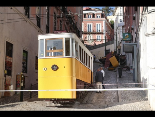Nuovo bilancio a Lisbona, 17 i morti e 21 feriti