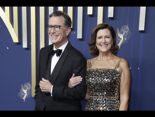 Stephen Colbert vince l'Emmy, prima della sospensione
