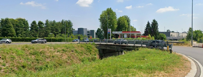 Cammina per strada e minaccia di buttarsi nel Lura