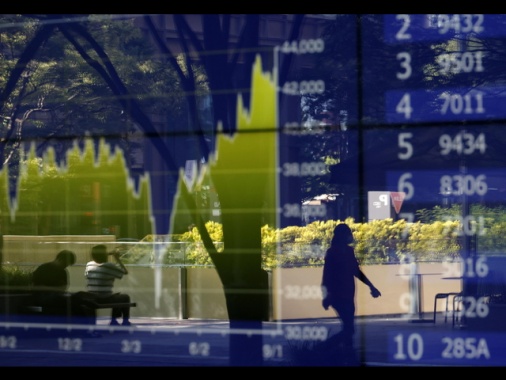 Borsa: Asia debole ma la Cina tiene con il tech, lente sulla Fed