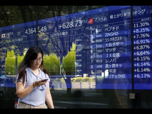Borsa: Asia scende con farmaci e chip per Trump, Seul -2,4%