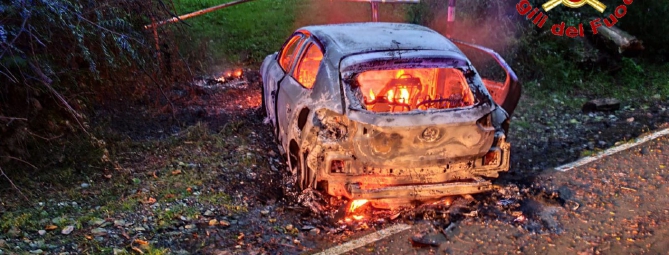 Auto carbonizzata sulla ciclabile