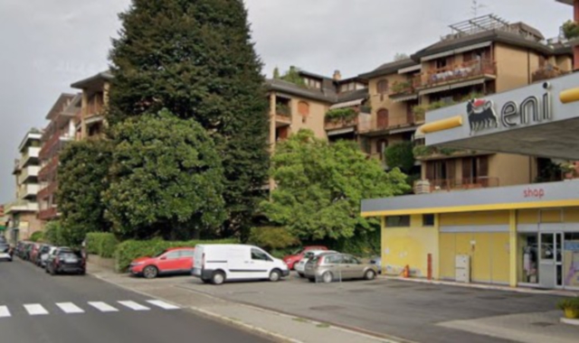 Il punto di via Crispi in cui la donna è caduta a terra