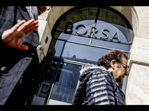 Borsa: Milano in rialzo, corre Azimut, scivola Mediobanca