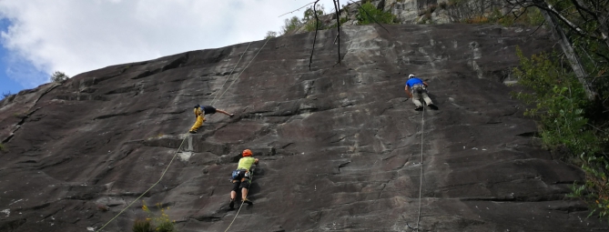 Cade dalla palestra di roccia. È grave