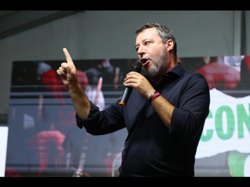 Salvini, da contestatori calci e sputi, bloccano ministri