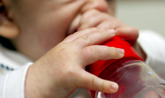 In alto una immagine simbolica di un bimbo piccolo con il biberon. A lato il professor Massimo Agosti in Terapia Intensiva Neonatale