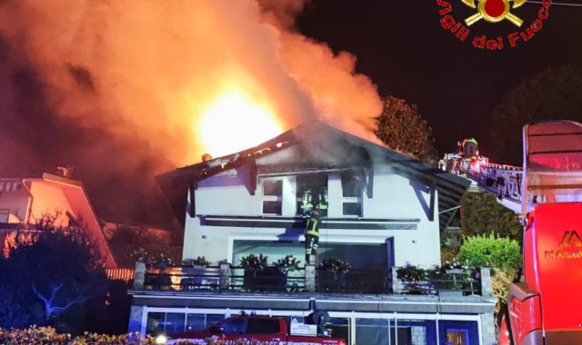 Villa in fiamme, due intossicati