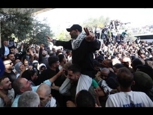 Media, bus con prigionieri palestinesi arrivati a Ramallah